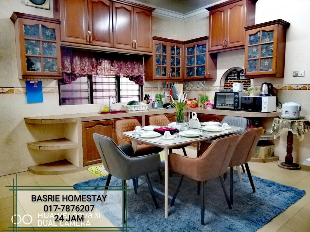 Basrie Villa "Mslim Only" - Mini Cinema , Private Pool , Wi-Fi , Netflix مُوار المظهر الخارجي الصورة